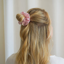 Lade das Bild in den Galerie-Viewer, Scrunchie - Streifen rosa