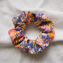 Lade das Bild in den Galerie-Viewer, Scrunchie - Floral Fusion