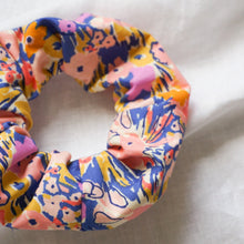 Lade das Bild in den Galerie-Viewer, Scrunchie - Floral Fusion