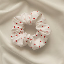 Lade das Bild in den Galerie-Viewer, Scrunchie - Herzchen