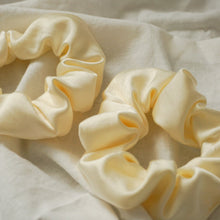 Lade das Bild in den Galerie-Viewer, Scrunchie - Satin cream