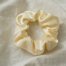 Lade das Bild in den Galerie-Viewer, Scrunchie - Satin cream