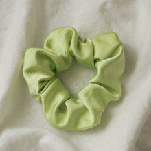 Lade das Bild in den Galerie-Viewer, Scrunchie - Satin grün