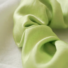Lade das Bild in den Galerie-Viewer, Scrunchie - Satin grün