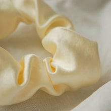 Lade das Bild in den Galerie-Viewer, Scrunchie - Satin cream
