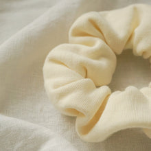 Lade das Bild in den Galerie-Viewer, Scrunchie - Sweat off white