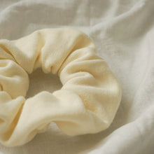 Lade das Bild in den Galerie-Viewer, Scrunchie - Sweat off white