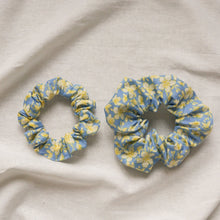 Lade das Bild in den Galerie-Viewer, Scrunchie - Blaue Blumen