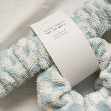 Lade das Bild in den Galerie-Viewer, Frottee Haarband & Scrunchies - hellblau kariert