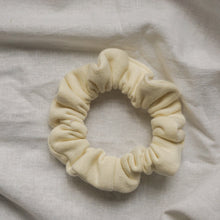 Lade das Bild in den Galerie-Viewer, Scrunchie - Sweat off white