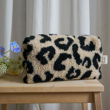 Lade das Bild in den Galerie-Viewer, Kosmetiktasche Teddy BIG, Leo