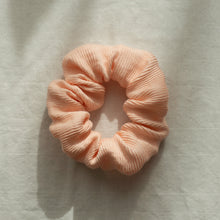 Lade das Bild in den Galerie-Viewer, Scrunchie - peachy