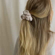 Lade das Bild in den Galerie-Viewer, Scrunchie - Beige kariert