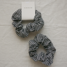 Lade das Bild in den Galerie-Viewer, Scrunchie - schwarz kariert