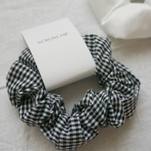Lade das Bild in den Galerie-Viewer, Scrunchie - schwarz kariert