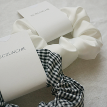 Lade das Bild in den Galerie-Viewer, Scrunchie - schwarz kariert