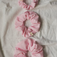 Lade das Bild in den Galerie-Viewer, Scrunchie - Streifen rosa
