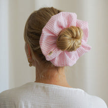 Lade das Bild in den Galerie-Viewer, Scrunchie - Streifen rosa
