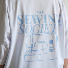 Lade das Bild in den Galerie-Viewer, T-SHIRT | The Sewing Society
